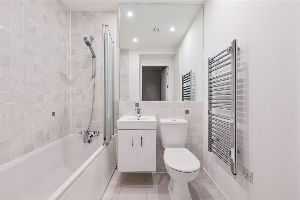 Property photo 3 of 22 High Road, E18