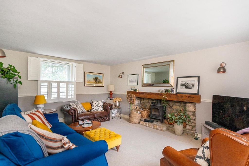 Property photo 3 of 30 0N2Ckn - Living Room F.Jpg