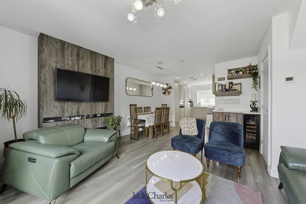 Property photo 1 of 28 159B Pembury Road-7.Jpg