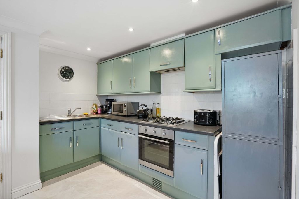Property photo 3 of 6 Kitchen