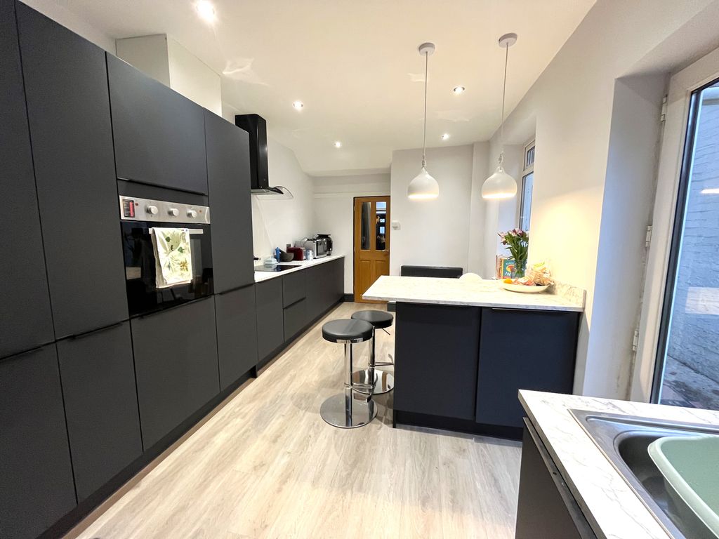 Property photo 3 of 14 Kitchen