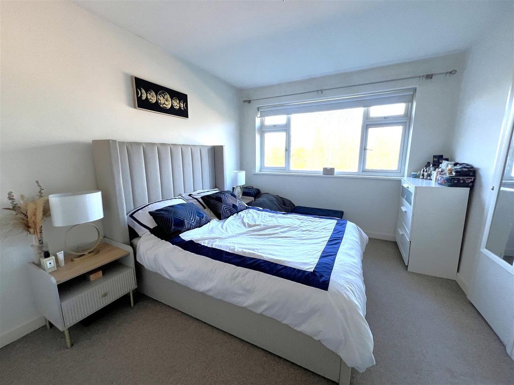 Property photo 3 of 6 Bedroom .Jpeg