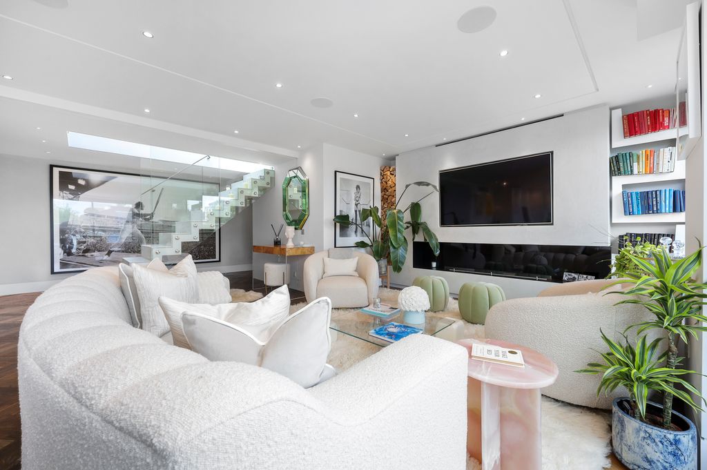 Property photo 2 of 15 Reception Room