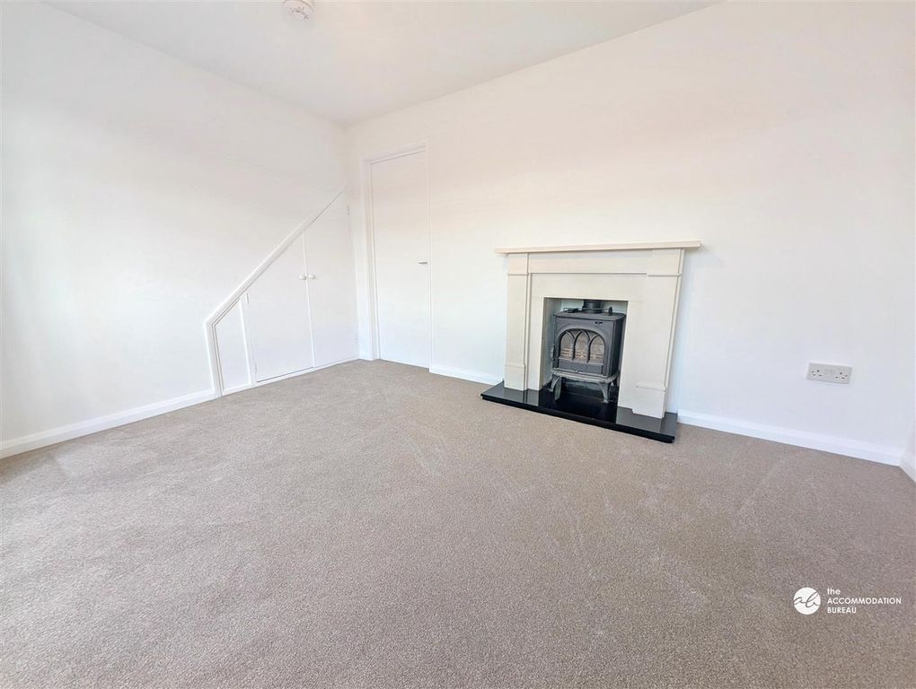 Property photo 3 of 17 Lounge