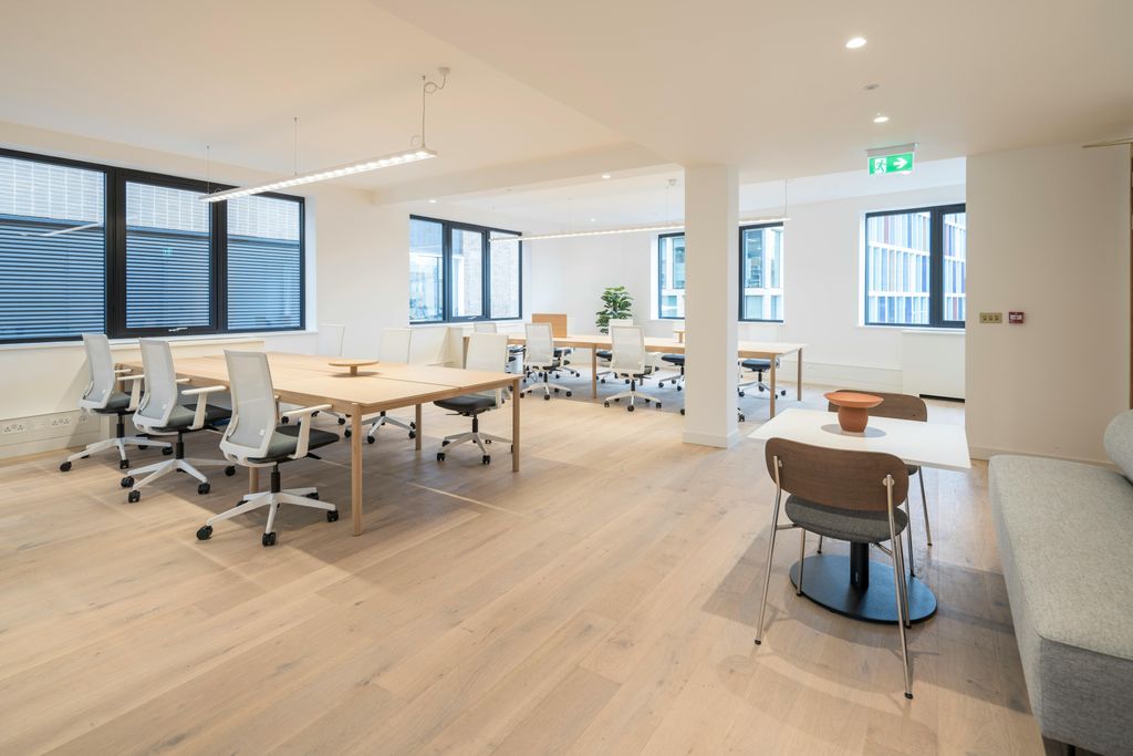 Property photo 1 of 19 Desk Space