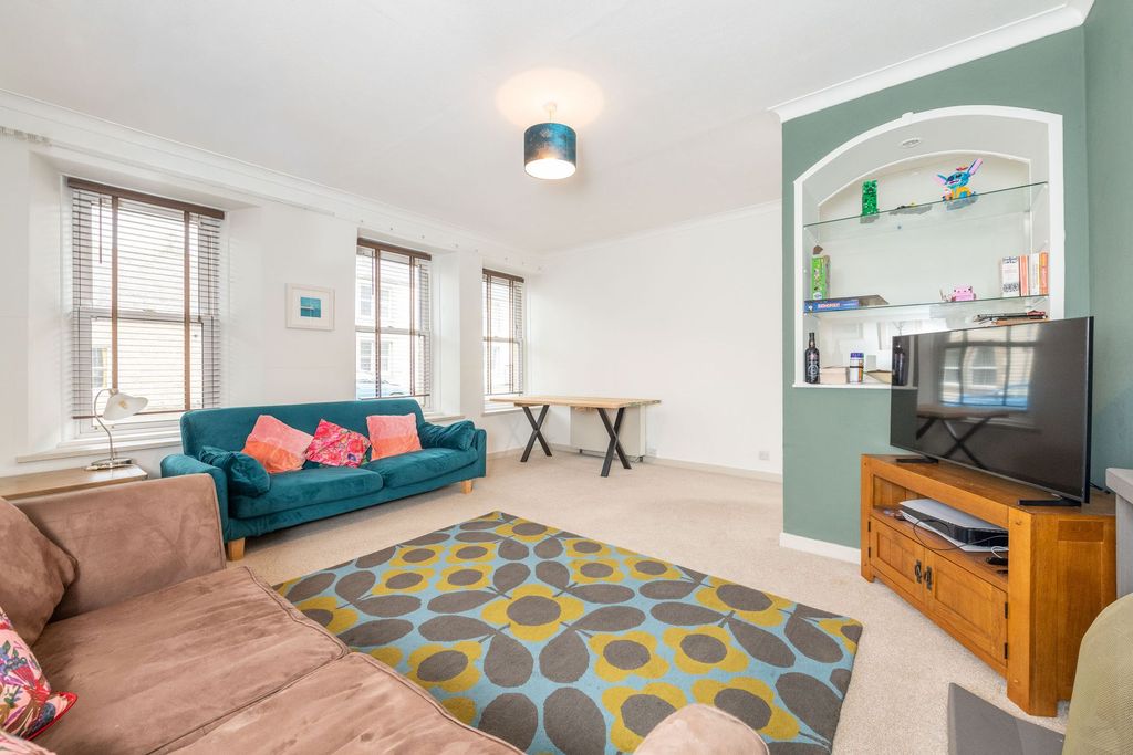 Property photo 3 of 21 Sitting Room