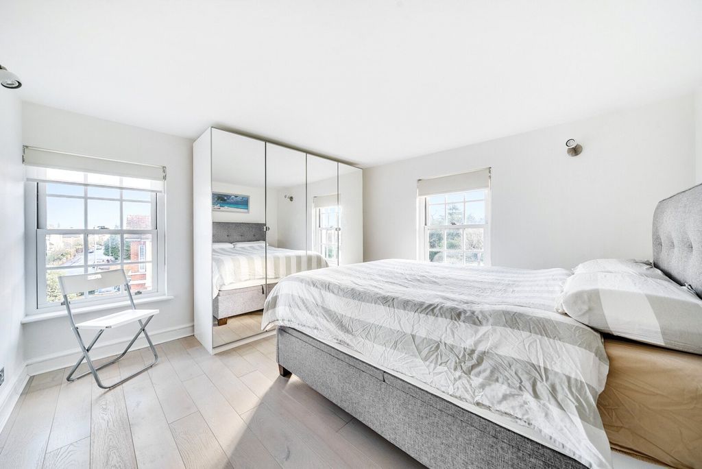 Property photo 2 of 10 Double Bedroom