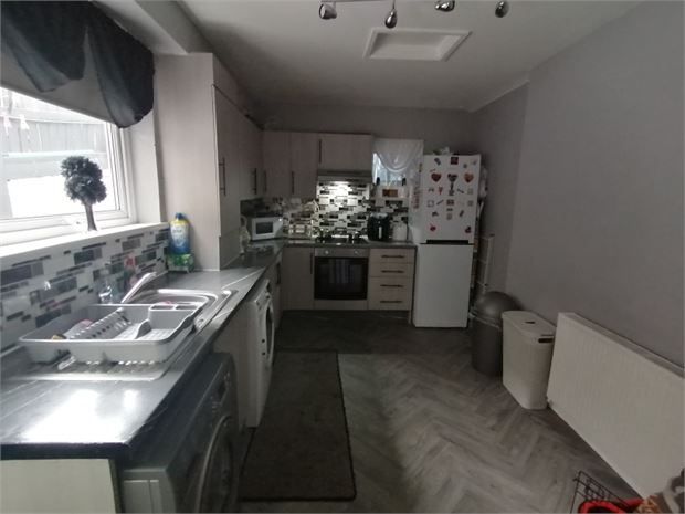 Property photo 3 of 10 Kitchen