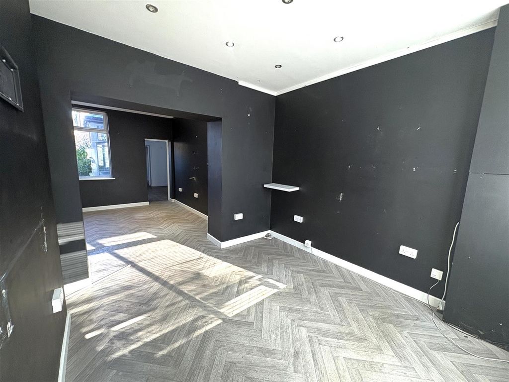 Property photo 2 of 8 Room