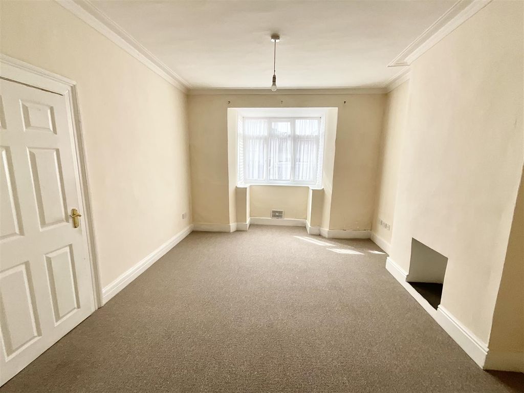 Property photo 2 of 11 Lounge