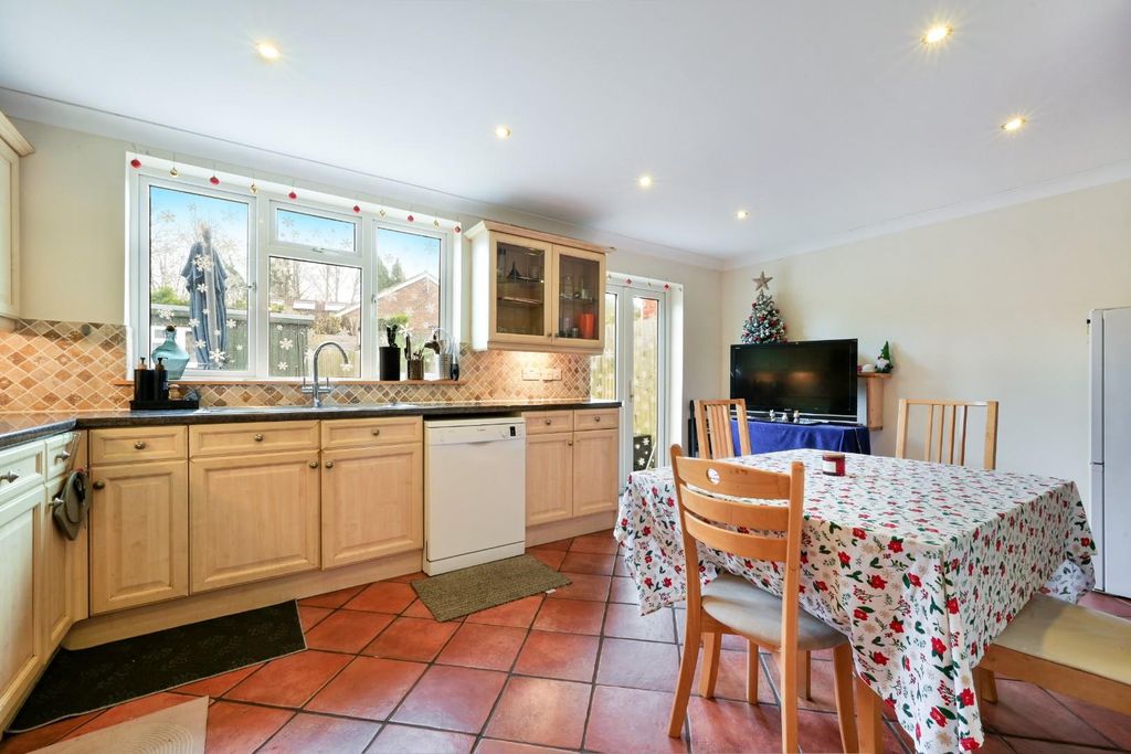 Property photo 2 of 14 Ashurst Road (4).Jpg