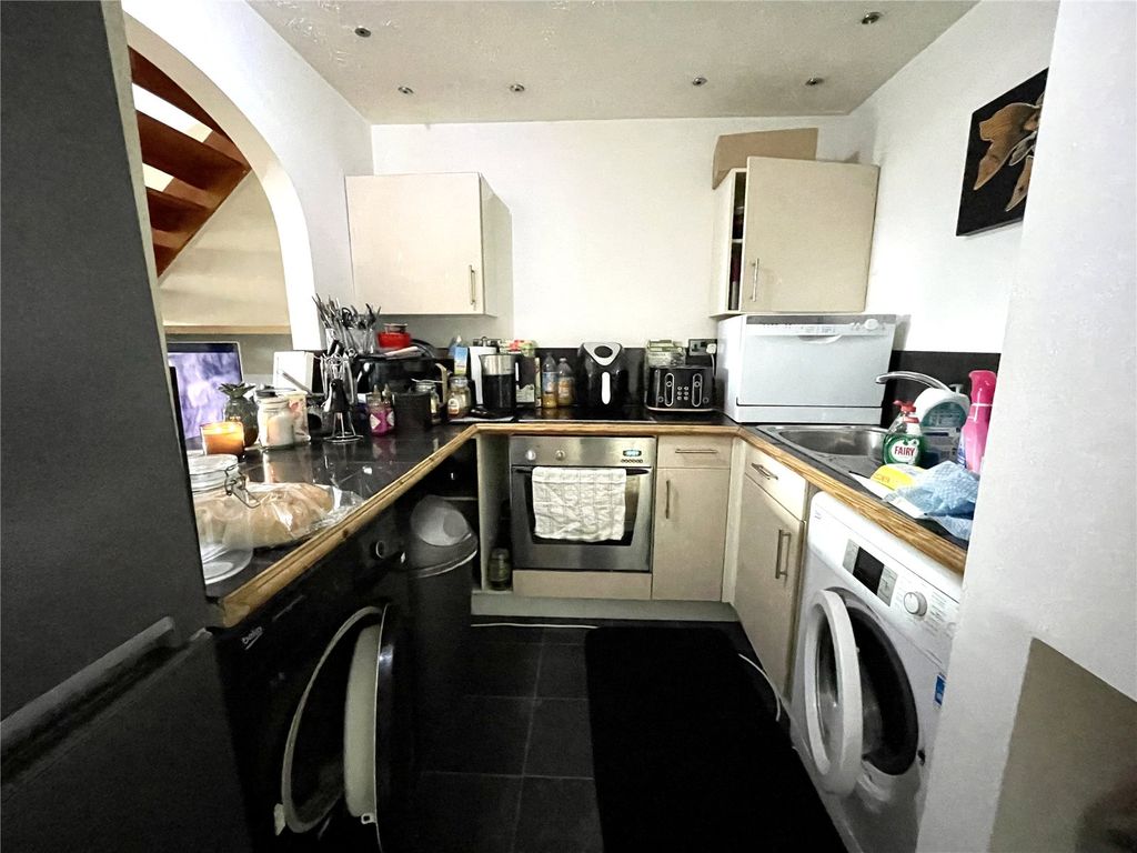 Property photo 3 of 6 Kitchen