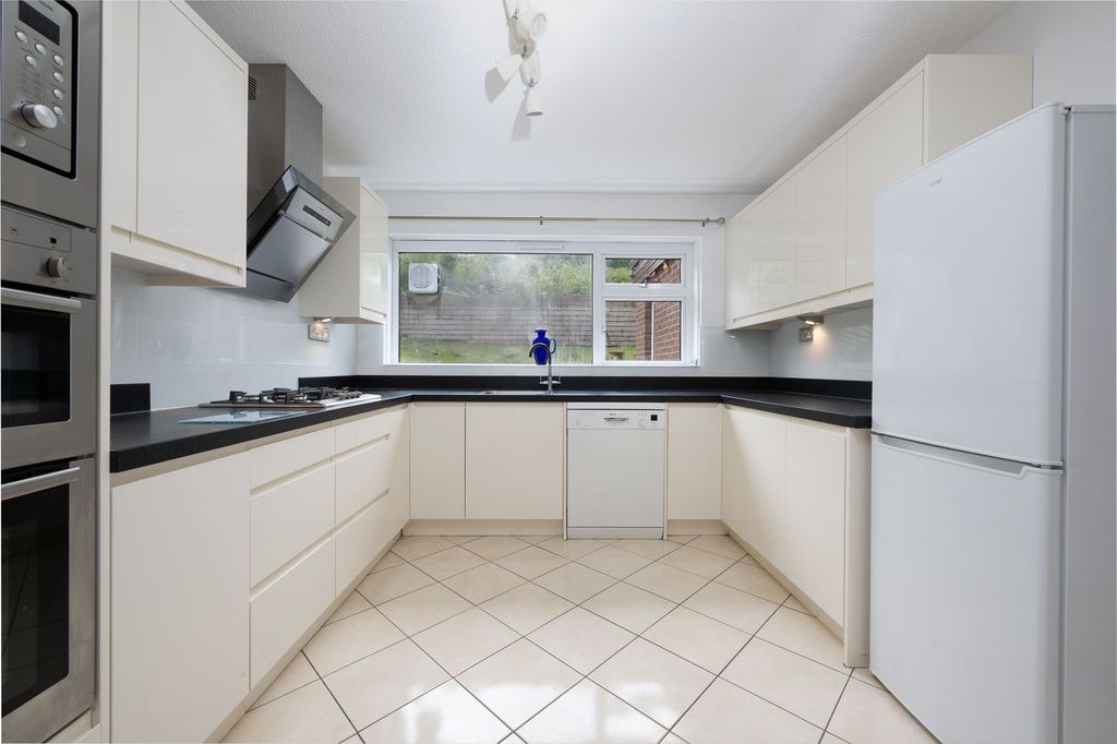 Property photo 2 of 33