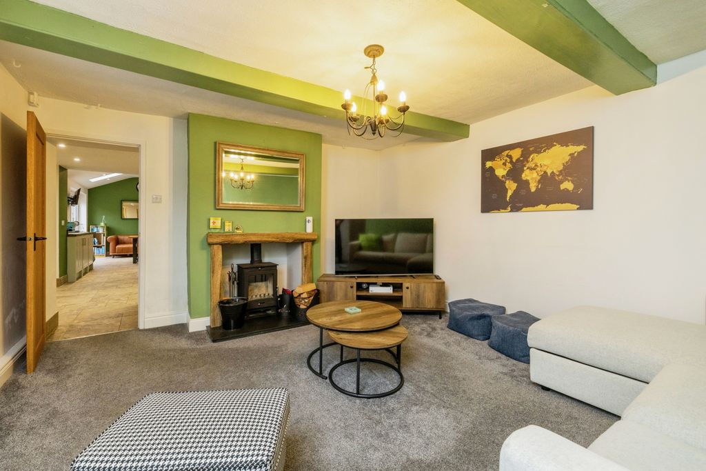 Property photo 3 of 19 Lounge