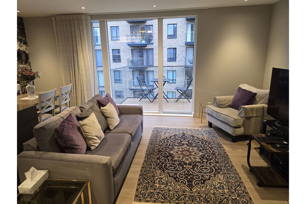 Property photo 1 of 9 Living / Dining Room