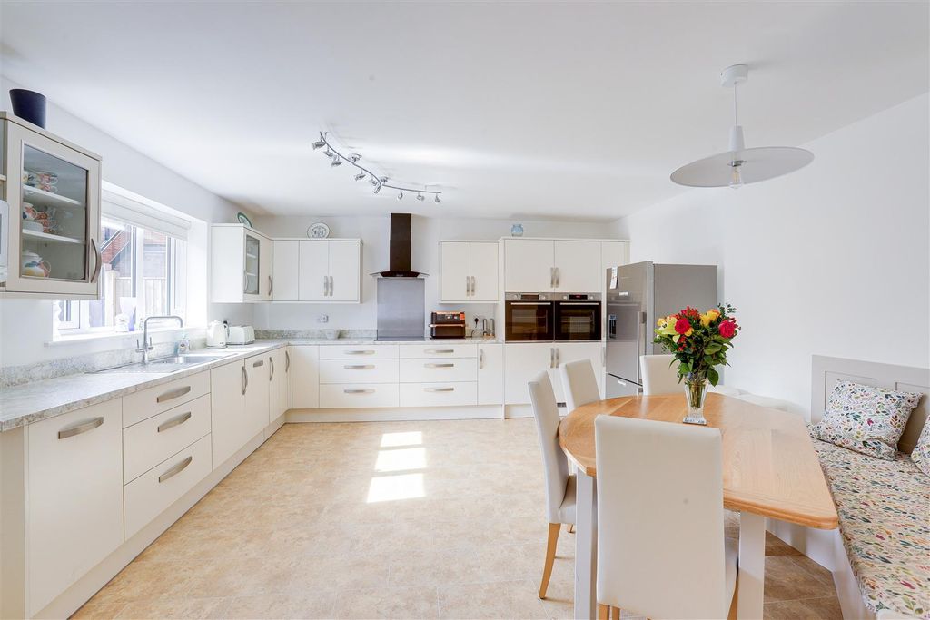 Property photo 2 of 31 5274.Jpg