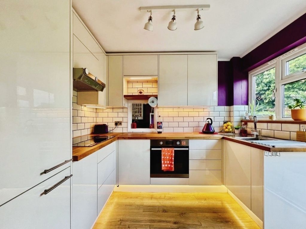 Property photo 2 of 15 Pbox-Kitchen-321662.Jpg