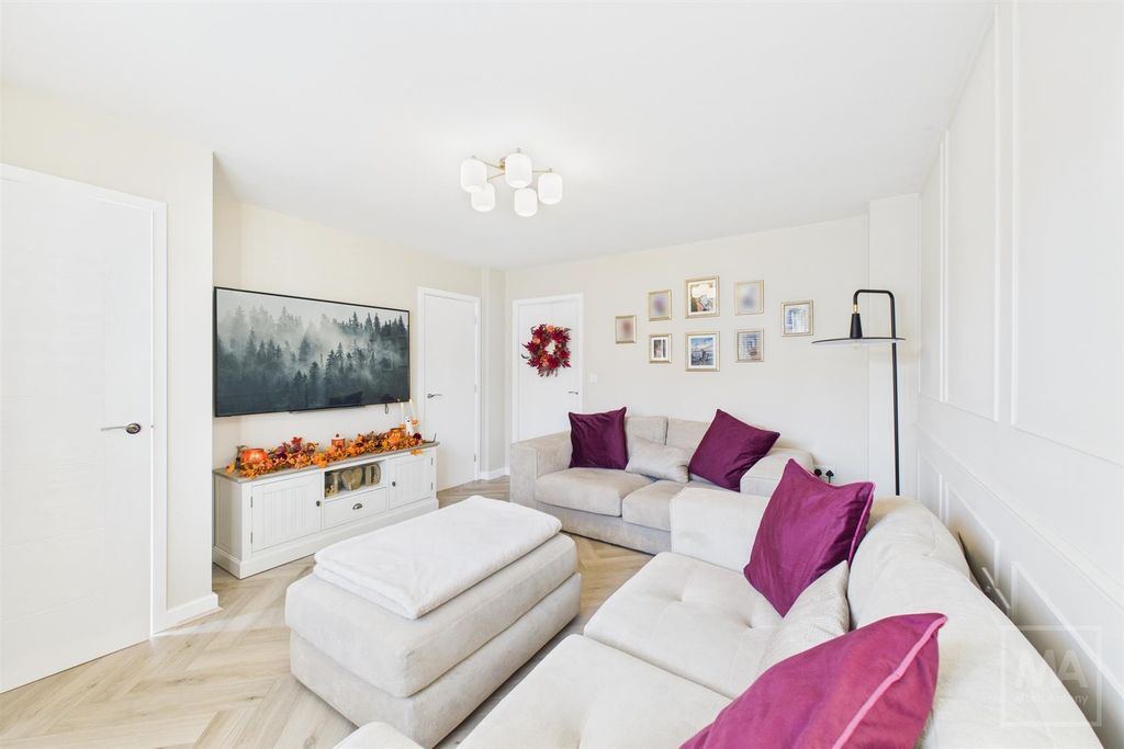 Property photo 2 of 16 Lounge