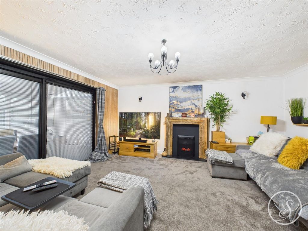 Property photo 3 of 15 Lounge