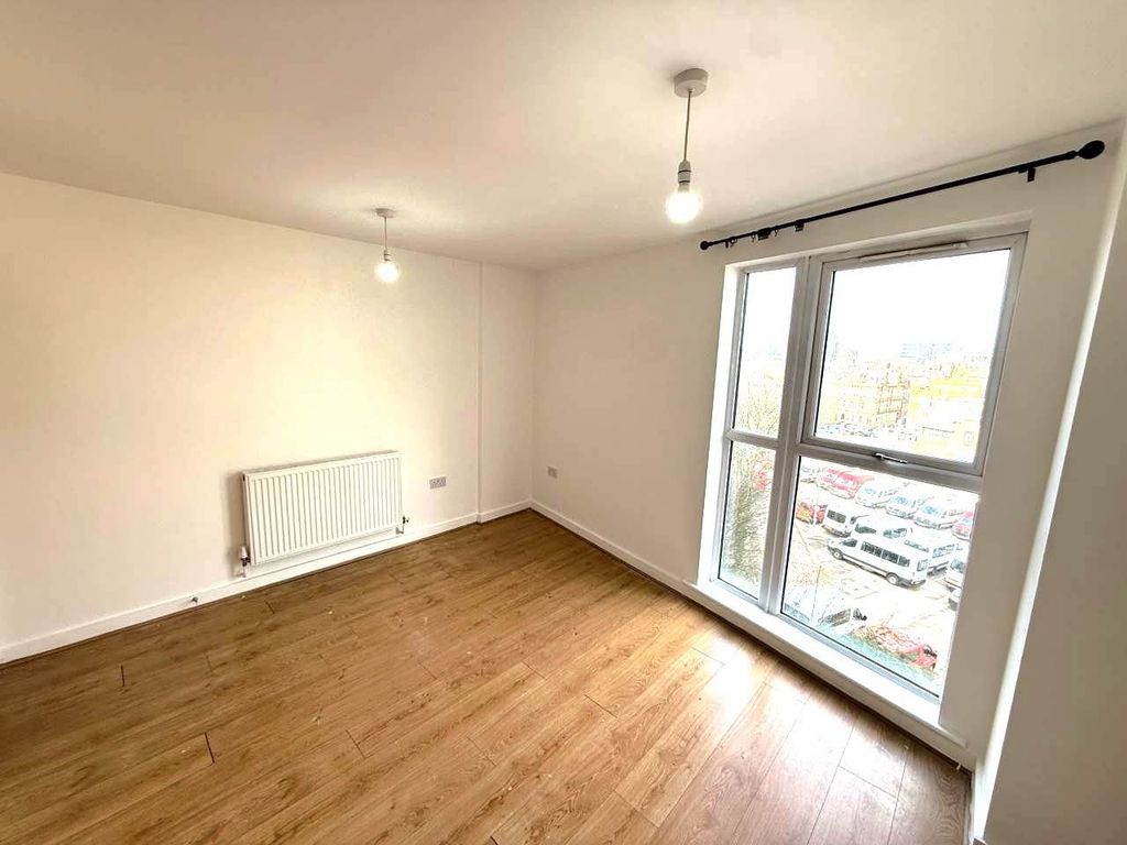 Property photo 2 of 10 Licing Room 2