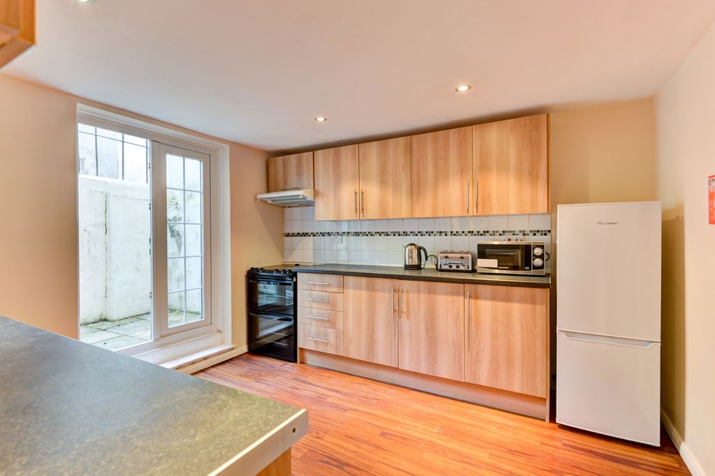 Property photo 3 of 16 Bright Modern Kitchen With Full-Height Glazing, Wo...