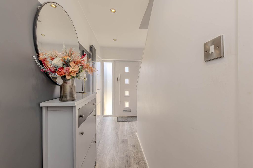 Property photo 2 of 27