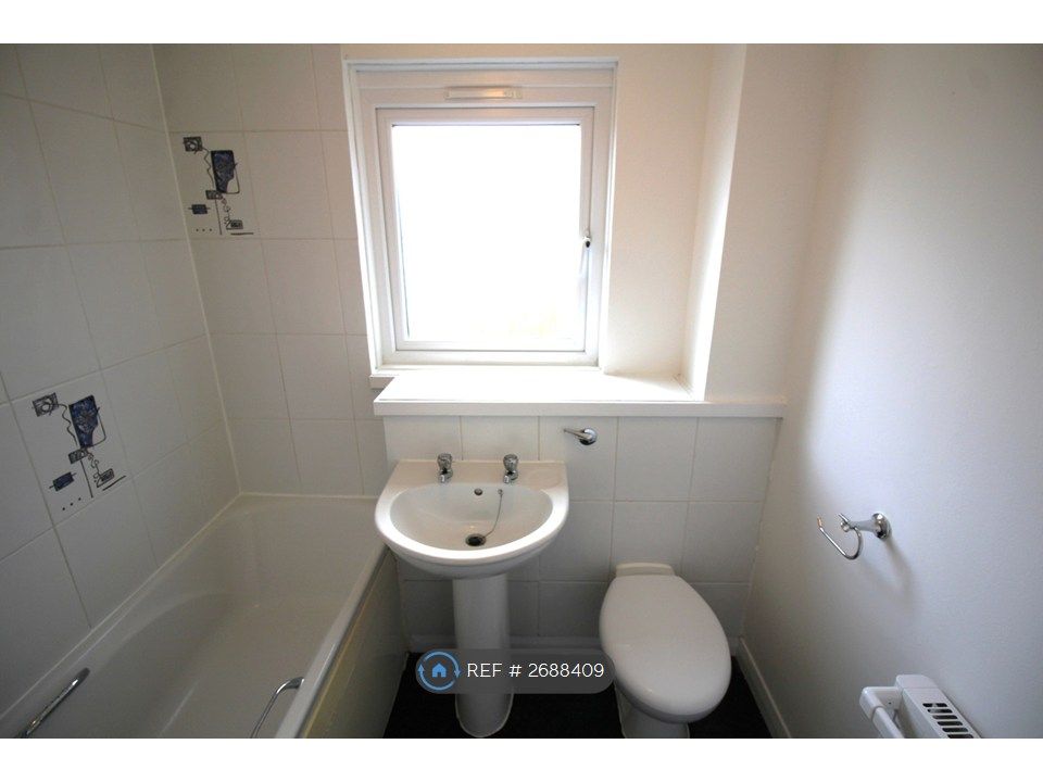 Property photo 3 of 10 Bathroom