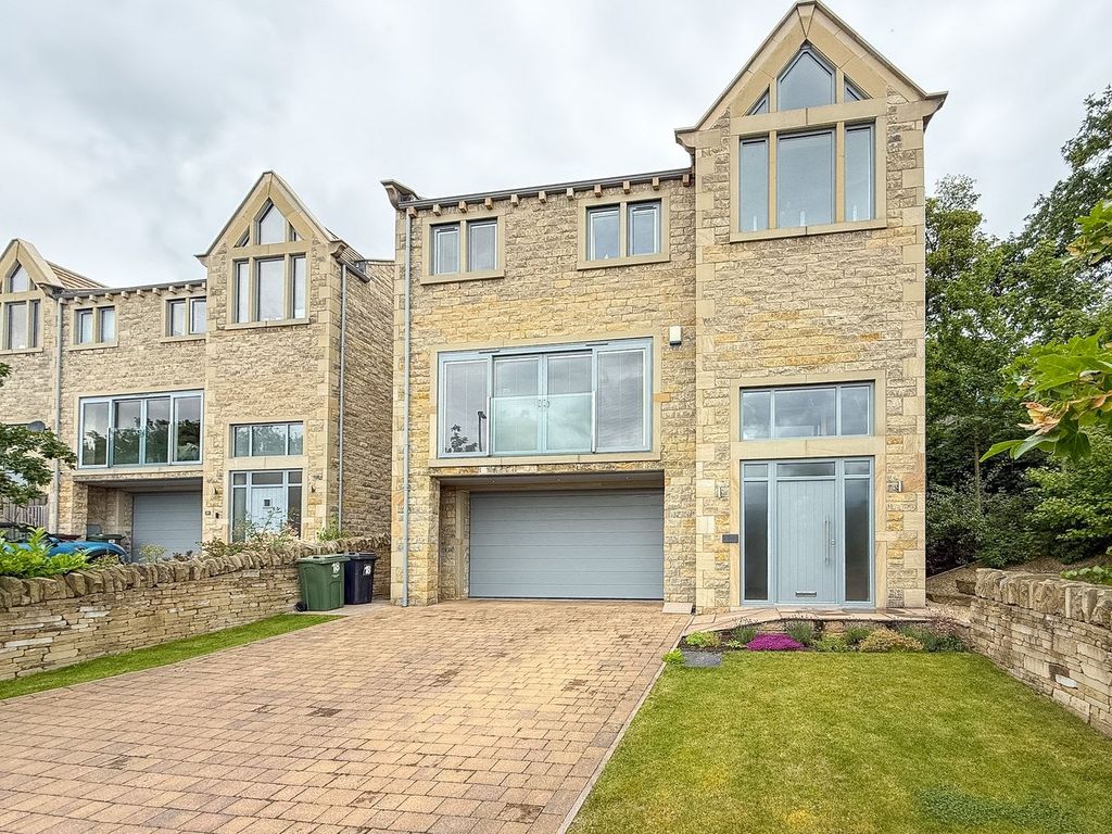 4 bed detached house for saleDeyne Brook Court, Netherthong, Holmfirth HD9