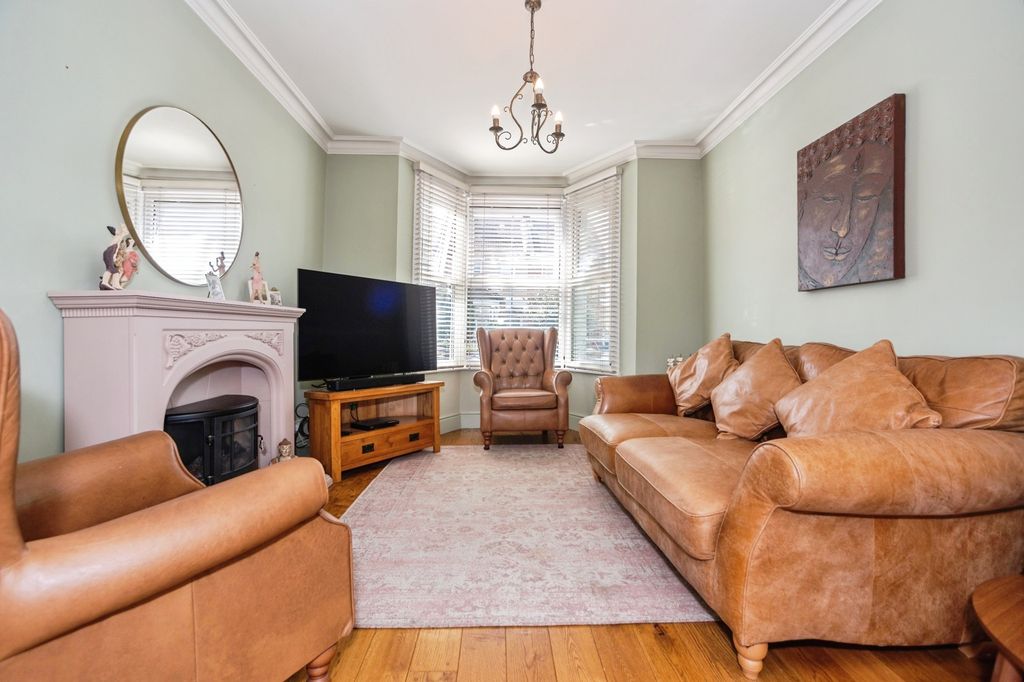 Property photo 3 of 16 Lounge