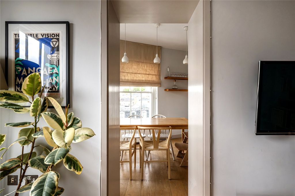 Property photo 3 of 10 Dining