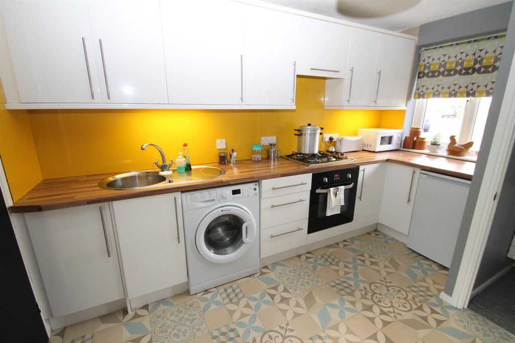 Property photo 3 of 5 Kitchen