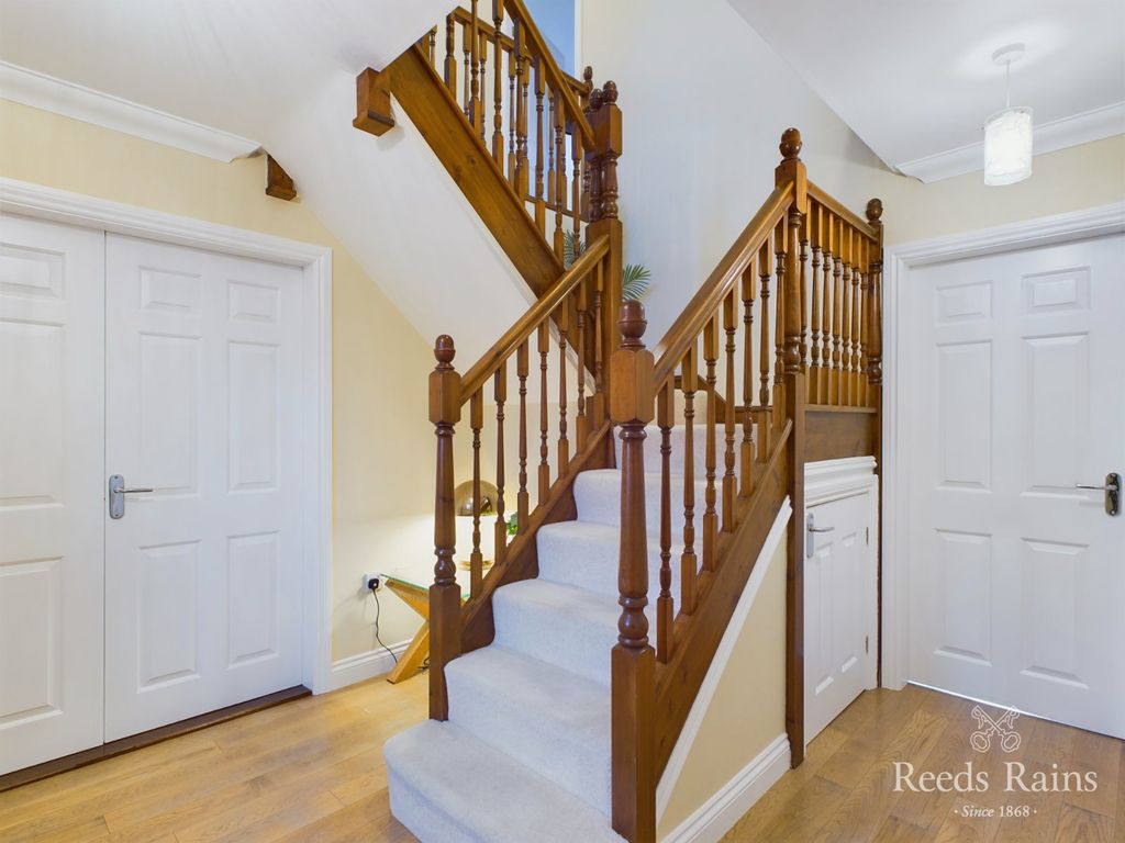 Property photo 2 of 25 Entrance Hallway