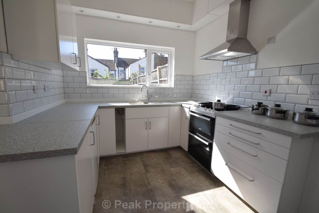 Property photo 1 of 32