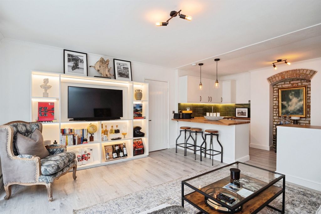 Property photo 2 of 20