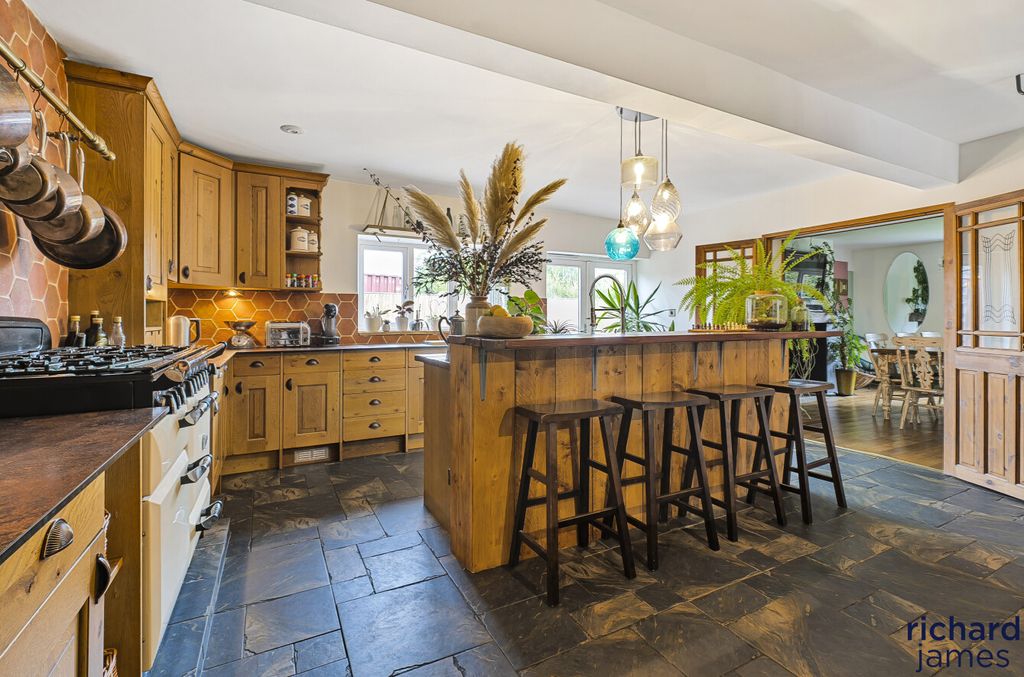 Property photo 3 of 35 F10Fef45-F073-483...
