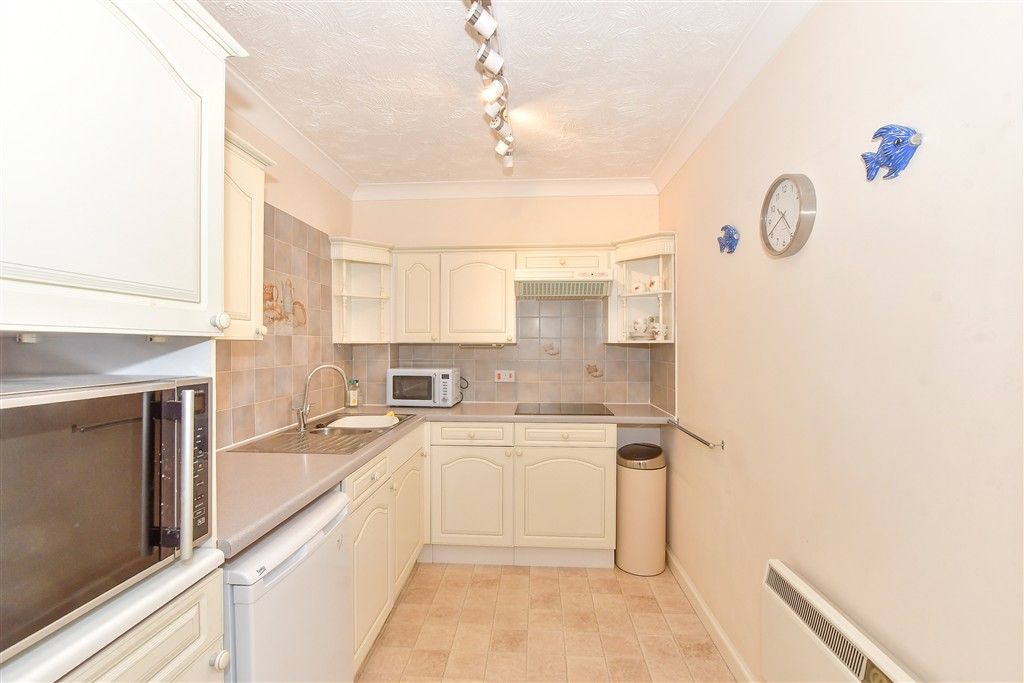 Property photo 3 of 11 Kitchen