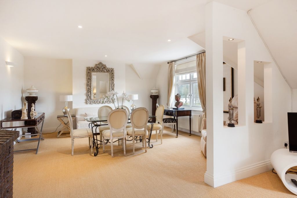 Property photo 3 of 20 12 Royal Mansions...