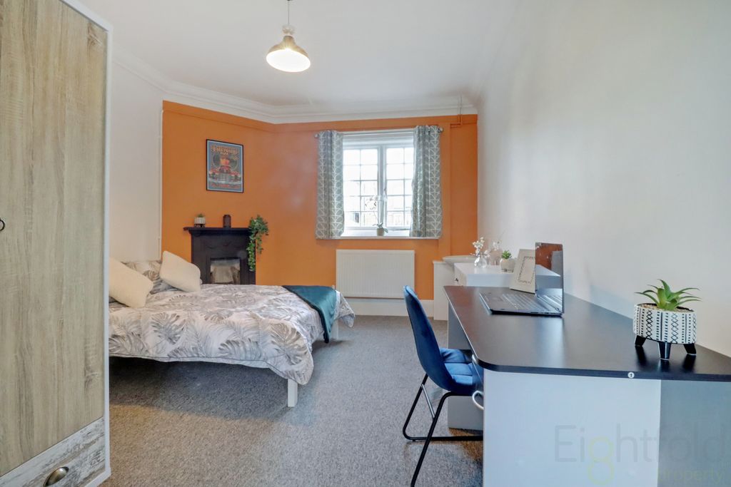 Property photo 3 of 31 Bedroom 2