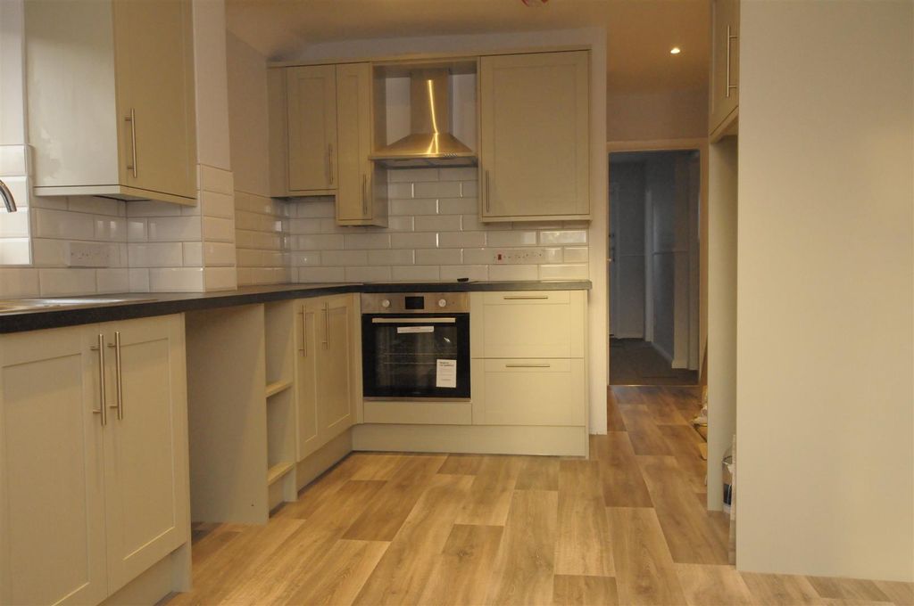 Property photo 1 of 8 Kitchen 3.Jpg