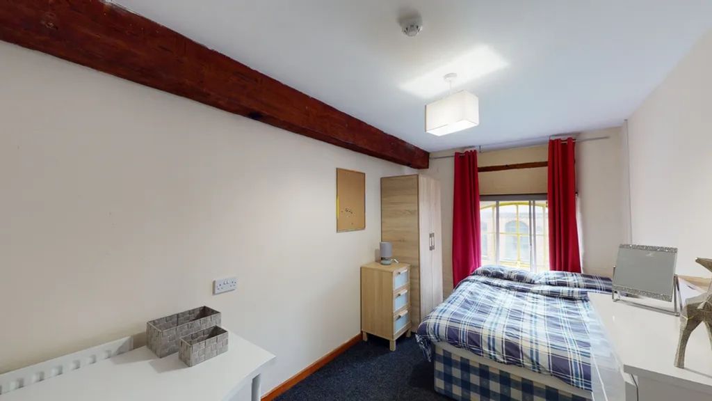 Property photo 3 of 13 A Bright And Inviting Double Bedroom With Modern d...