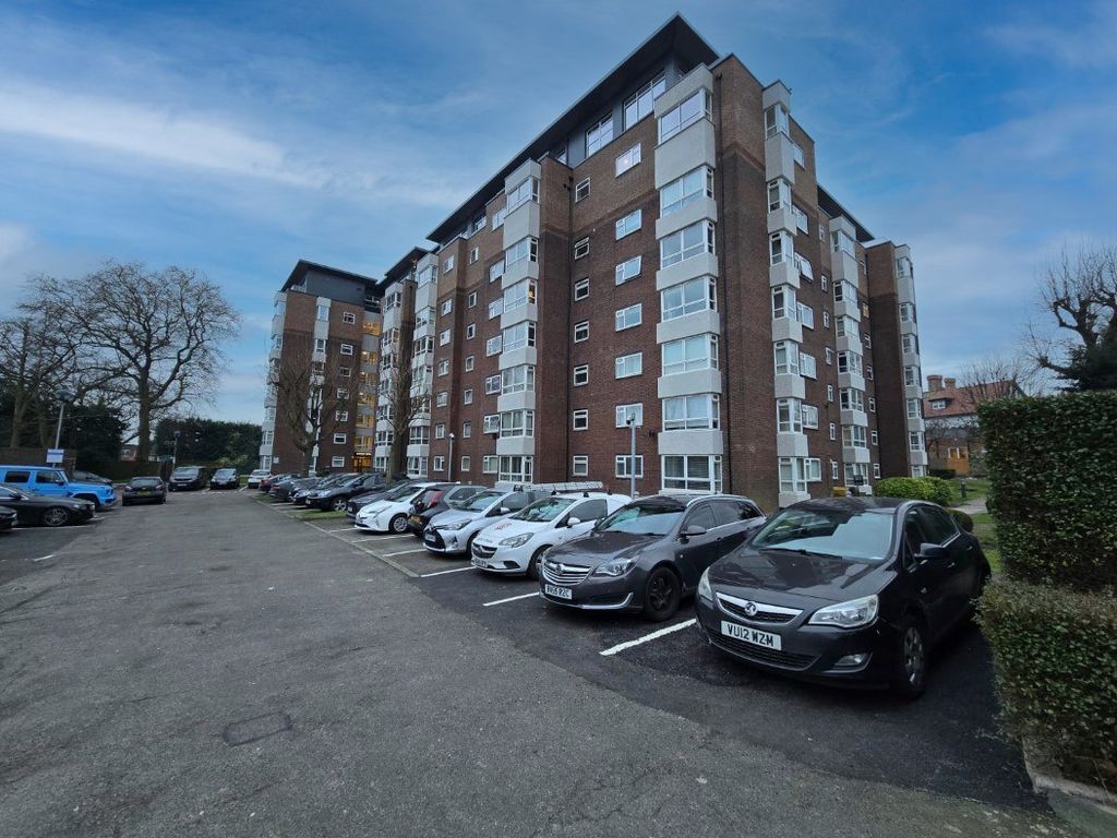 Property photo 1 of 11 A Ground Floor Well Presented Three Bedroom Apartment