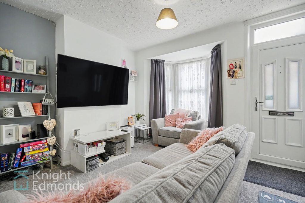 Property photo 3 of 11 Lounge