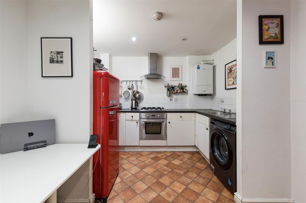 Property photo 3 of 18 Almond Court, E5