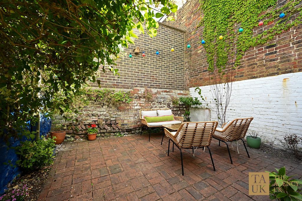 Property photo 2 of 22