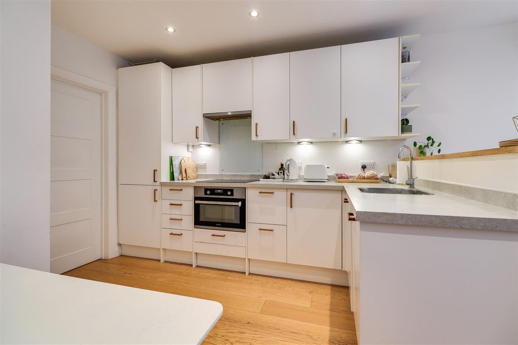 Property photo 3 of 20 Kitchen (2)