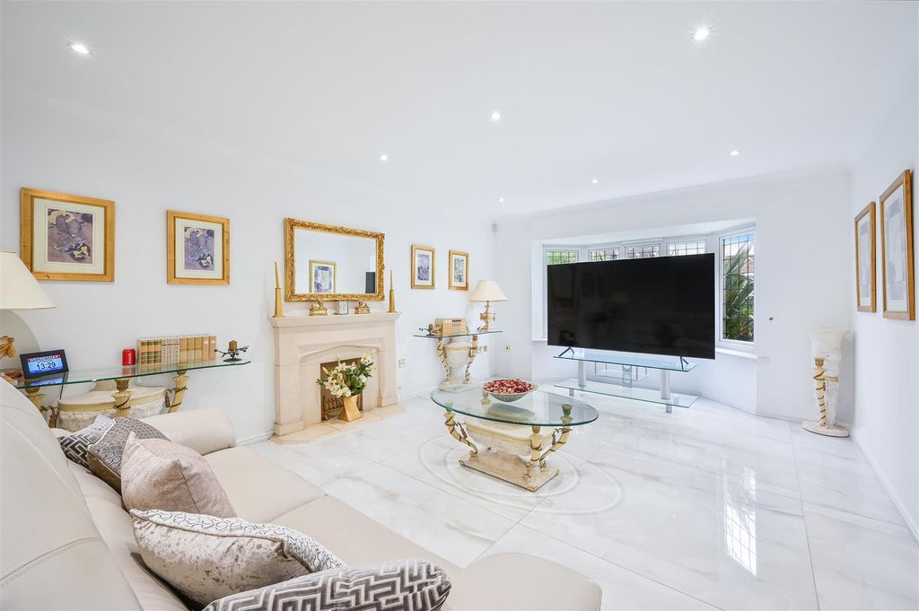 Property photo 2 of 26 Oakwood Avenue, 10- (23).Jpg
