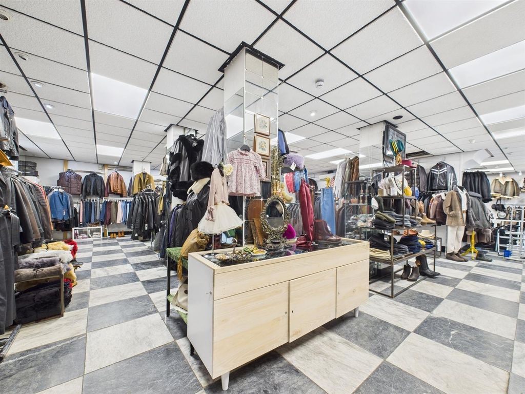 Property photo 3 of 22 Cam04237G0-Pr0106-Still004.Jpg