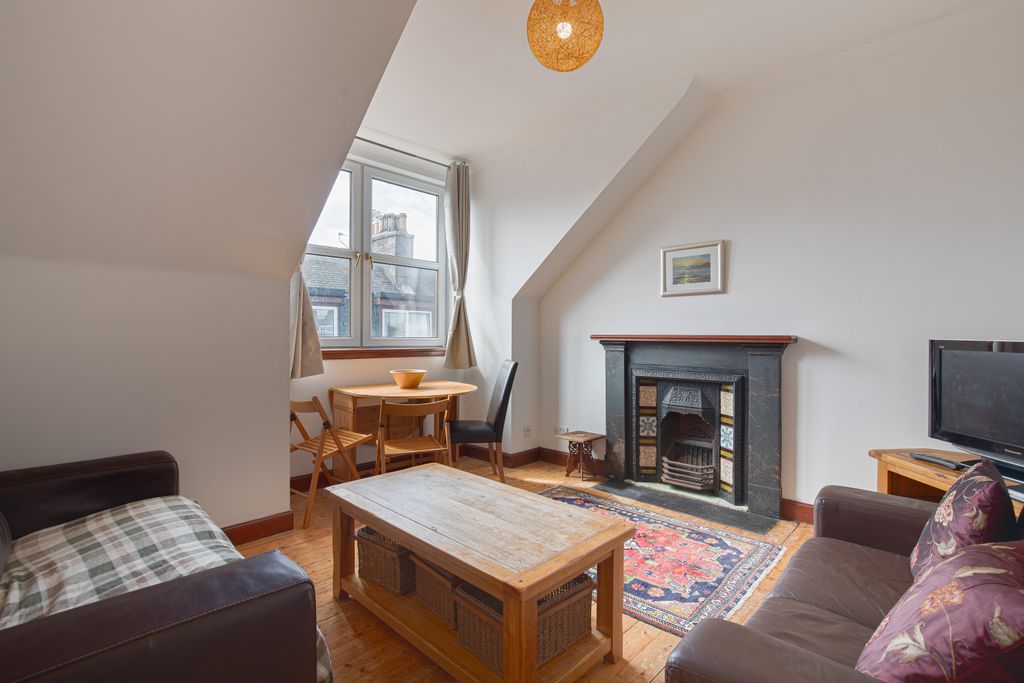 Property photo 1 of 10 Living1