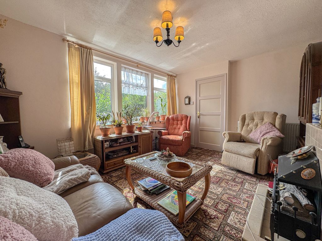 Property photo 2 of 12 Living Room (2)