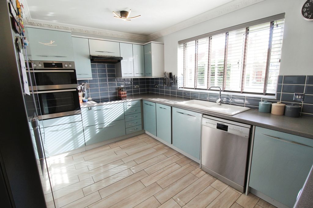 Property photo 2 of 17 Kitchen